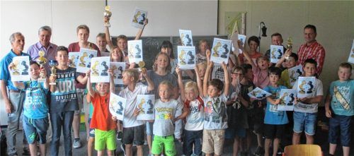 Siegerehrung mit Realschulleiter Marcus O. Hochmuth und Konrektorin MCF-Schule Manuela Biersack.Foto re