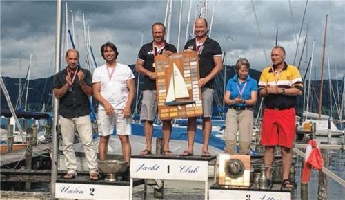 Siegerehrung Tempest-Weltmeisterschaft beim Union-Yacht-Club Attersee von links: Die Vizeweltmeister Frank Weigelt (Deutscher Touring Yacht Club) mit Vorschoter Christian Rusitschka (Waginger Segelclub), die Weltmeister Christian Spranger und Vorschoter Christopher Kopp (beide Seebrucker Regatta-Verein), die Bronzemedaillengewinner Cornelia und Ruedi Christen (Thuner Segelclub). Foto  UYCAs