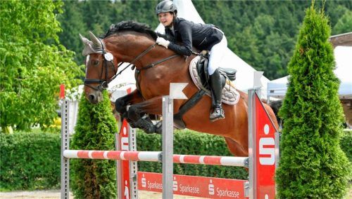 Simone Ekkerlein von den Flotten Hufen Grünweg mit ihrem Pferd Quia H. Sie hat am zweiten Turnier-Wochenende ihre erste L-Platzierung erritten (5. Rang). Am ersten Wochenende hatte sie den Dressurreiter-Wettbewerb mit dem Pferd ihrer Mutter, Esclap, mit einer Wertnote von 7,3 gewonnen.Foto weissmueller-fotografie.de