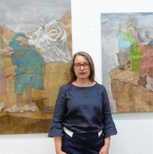 Simone Lietzkow aus der Aufbauklasse vor ihren Arbeiten (links, großes Bild). Viele Besucher zeigten sich beeindruckt von der Qualität des Gezeigten (Bilder rechts).Fotos ahrends