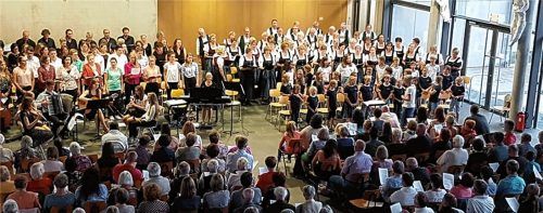 „Singen macht Spaß“ – die Chöre der Stadt Kolbermoor bewiesen beim gleichnamigen Konzert in der Pauline-Thoma-Schule Stimmkraft.Foto sedlbauer