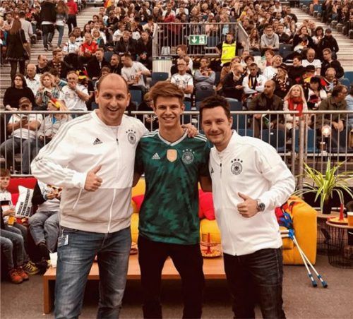 Skisprung-Olympiasieger Andi Wellinger war im „Flughafen-Stadion“ einer der prominenten Gäste von Moderator Stephan Hacker (links) und DFB-DJ Sebastian Schäch.