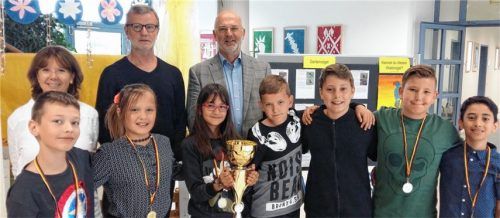 So sehen Sieger aus (von links): Schulleiterin Gabriele Wittekindt, Basketballtrainer Tomasz Podrazka, Werner Pichlmeier von der Sozialen Stadt zusammen mit der siegreichen Mannschaft. Foto Soziale Stadt Rosenheim