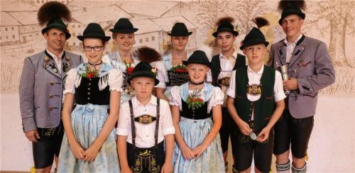 So sehen Sieger aus: Vorsitzender Sepp Enzinger (links) mit den Gewinnern des Frasdorfer Vereinspreisplattelns. Foto reh