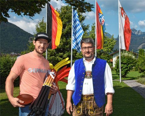 Spätestens seit den Olympischen Winterspielen 2018 hat Flintsbach einen berühmten Einwohner mehr. Es ist der Eishockeyspieler und Silbermedaillengewinner Patrick Hager, dem Flintsbachs Bürgermeister Stefan Lederwascher zu seinem Sieg gratulierte.Foto stv