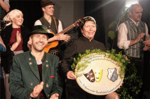 Spielleiterin Annemarie Ramoser (Bildmitte) feierte zusammen mit allen Schauspielern das 50. Jubiläum.Foto re