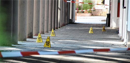 Spurensuche am Tatort: Die Kripo ermittelt wegen eines versuchten Tötungsdelikts. Foto barth