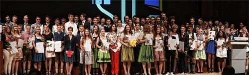 Stolz auf den Abschluss: Der Abi-Jahrgang des Sebastian-Finsterwalder-Gymnasiums.Fotos  Schlecker