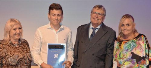 Stolz auf den Jahrgangsbesten Felix Steinkogler (Zweiter von links): Klassenlehrerin Carmen Ursu (links), Schulleiter Thomas Seidel (Zweiter von rechts) und die stellvertretende Schulleiterin Dr. Christine Gressierer (rechts).Foto  Füchtner