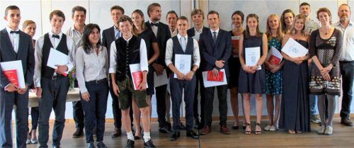 Stolze Absolventen und Lehrer (von links): Felix Knaus, Alexandra Gatterer (Französisch), Franz Stiegler, Florian Brandlmeier (Geschichte), Maria Boros (Mathe), Alexander Schubert, Fabian Fischbacher, Clara von Aretin, Mario Hack Vázquez, Jakob Held, Lorenz Jilg, Niclas Keller-Woschée, Aleksander Swiatek, Anna-Lena Michalke, Jule Schneidermeier, Clara Weimann, Magdalena Spenger, Theresa Zierer, Alen Mulalich (Englisch), Nadja Feuchtmaier (Kunst) und Christian Schmidt (Deutsch).Foto RE.