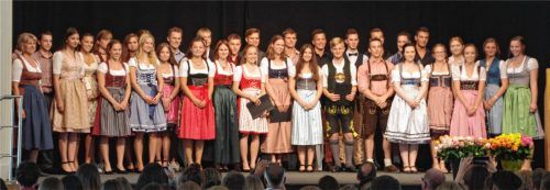 Strahlende Gesichter: Schulleiterin Sigrid Rechenauer (vorne links) und die Einser-Abiturienten des Karolinen-Gymnasiums.