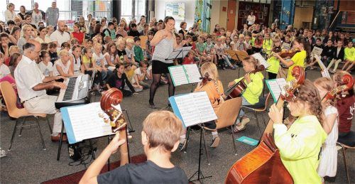 Streich-Orchester: Für den musikalischen Rahmen sorgten die Brannenburger Schüler selbst. Fotos Reisner