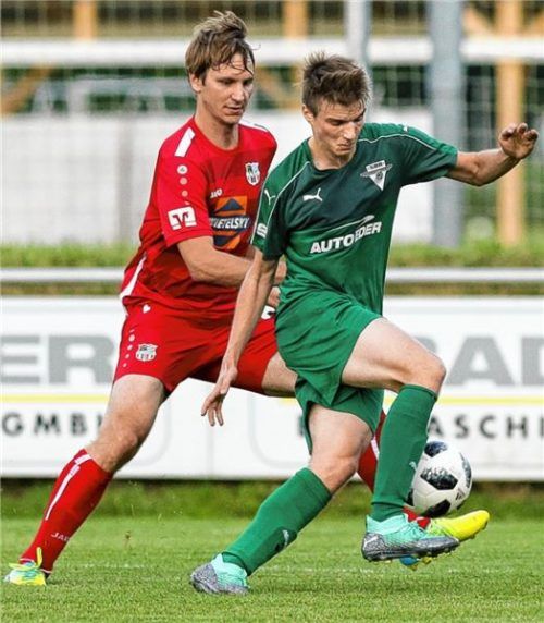 Stürmer Daniel Kobl (rechts) hat mit dem SBR heute ein Heimspiel, Alexander Köberich muss mit Traunstein nach Simbach reisen.Foto Weitz