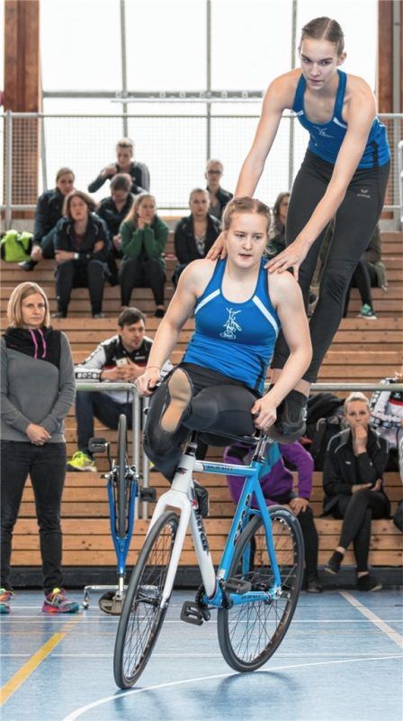 Susanne Schreuer (sitzend) und Jana Pfann von der Soli Bruckmühl beim Sattelstand Lenkersitz im Zweier-Elite. Sie wurden Dritte beim Untermain-Cup und qualifizierten sich für das Bayern-Cup-Finale.Foto Dandl