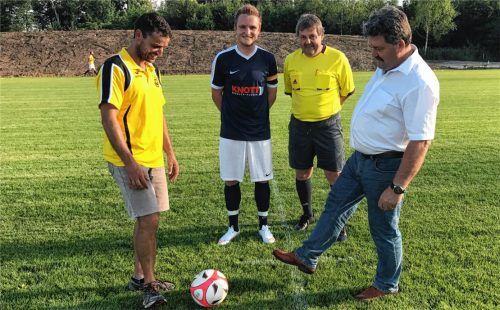 Symbolischer Anstoß auf dem neuen Trainingsplatz: Siegfried Obermaier, Vorsitzender der Spielervereinigung Pittenhart, und Bürgermeister Sepp Reithmeier mit Spielführer Markus Hacker und Schiedsrichter Thomas Donhauser.Foto hpi