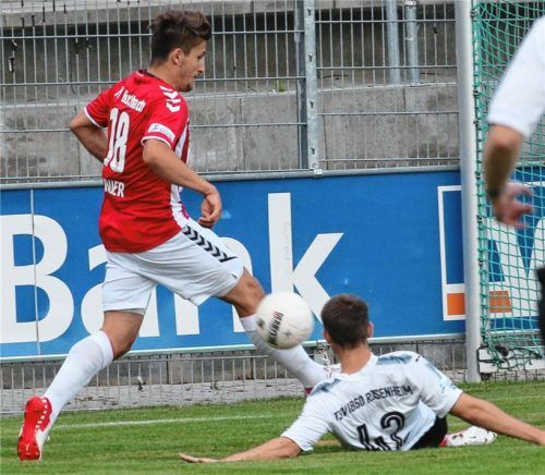 Szene aus dem Derby in Buchbach vor Jahresfrist: Rosenheims Ludwig Räuber grätscht Maxi Bauer den Ball weg.Foto Buchholz