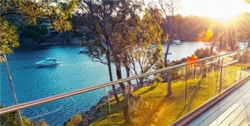 Tolle Aussichten: Auf Balkonen mit einem Geländer aus Glas lässt sich die Abendsonne noch mehr genießen. Foto  epr/GUARDI GmbH