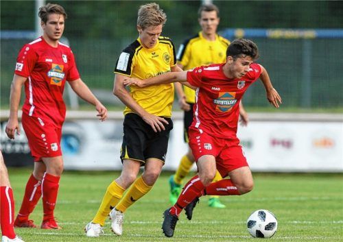 Traunsteins Koby Greaves (rechts) setzt sich hier gegen den Freisinger Florian Schmuckermeier durch.Foto Weitz