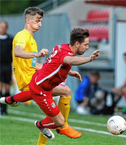 Traunsteins Mateusz Galanek (vorne) im Zweikampf mit dem Salzburger Vukanovic.Foto Weitz