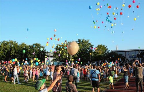 Über 300 farbige Luftballons stiegen in eine hoffentlich weiterhin bunte Zukunft.