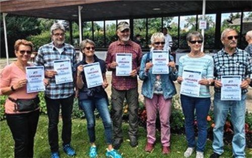 Über die Urkunde freuten sich die Olympia-Teilnehmer Waltraud Bryan, Peter Hofmeister, Ursel Dröghoff, Peter Schmidt, Theresa Schmidt, Marianne Frankenberger und Haro Frankenberger (von links).Foto re