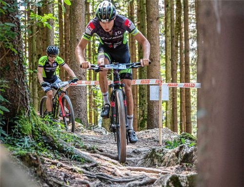 Über Stock und Stein ging es bei den Abfahrten im Bikepark Samerberg. Foto  Team F8
