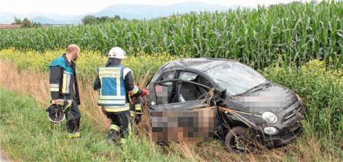 Überschlag mit Auto endet im Feld