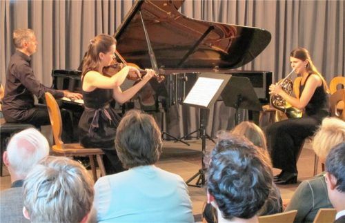 Überzeugten mit großer Virtuosität: Sulamith Seidenberg (Horn), Julia Knapp (Violine) und Lukas Kuen (Klavier). Foto Benekam