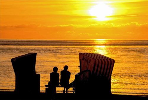 Unbeschwert den Sonnenuntergang am Strand genießen – das wünschen sich alle Urlauber. Foto dpa