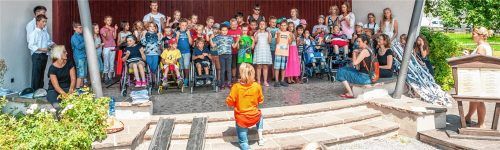 Und alle machten mit: Über 200 Schüler beteiligten sich am Projekt „Kunst an unerwarteter Stelle“ und eröffneten auch die Ausstellung im Kurpark. Fotos thomae