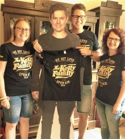 Und Michael Patrick Kelly mittendrin: Sabrina Schajor, Papp-Paddy, Markus Hoffmann und Tamara Grinzinger (von links).Foto kao