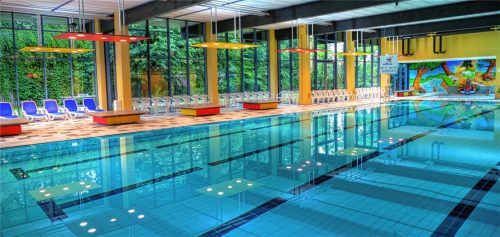 Und rein ins kühle Nass: Das Schwimmbecken erstrahlt in neuem Glanz, dank LED-Beleuchtung.Fotos Hoffmann