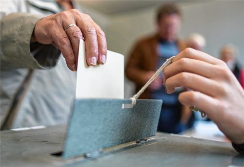 Und rein mit dem Stimmzettel: Die Aschauer werden darüber entscheiden, ob die neue Sporthalle in Aschau für über sieben Millionen Euro entstehen soll. Foto dpa