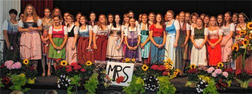 Unter den 117 Absolventinnen an der Mädchenrealschule waren insgesamt 37 „Einser-Schülerinnen“. Sie wurden auf der Abschlussfeier im Ballhaus entsprechend geehrt.Foto  RE