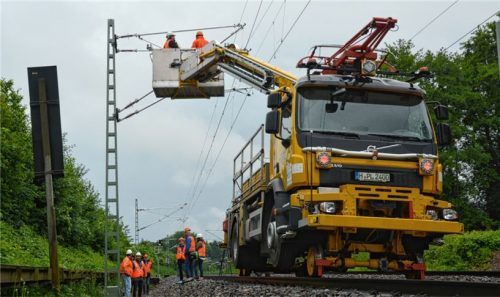 Unter einseitiger Gleissperrung werden derzeit einfache Ausleger ausgetauscht. Für die doppelten Ausleger braucht es eine Vollsperrung. Foto Huber