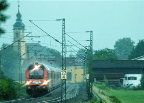 Unterwegs nach Tirol: ein Zug vor Kloster Reisach im Regen. Foto Stephan