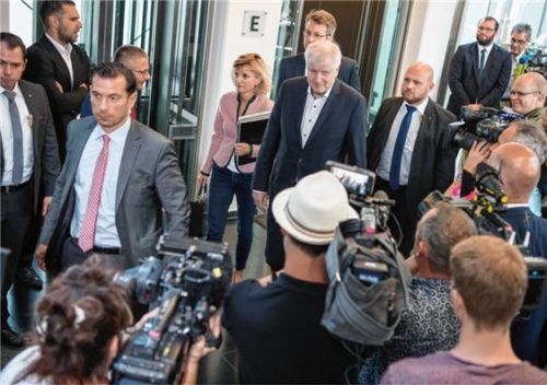 Unterwegs von Sitzung zu Sitzung: Parteichef Horst Seehofer und stellvertretende CSU-Generalsekretärin Daniela Ludwig (in der Bildmitte links neben Seehofer).Foto dpa