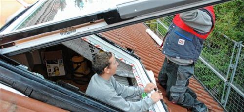 Upgrade: Der Austausch alter Dachfenster gegen wärme- und strahlungsoptimierte neue Dachfenster lohnt sich. Foto  Bayerisches Dachdeckerhandwerk