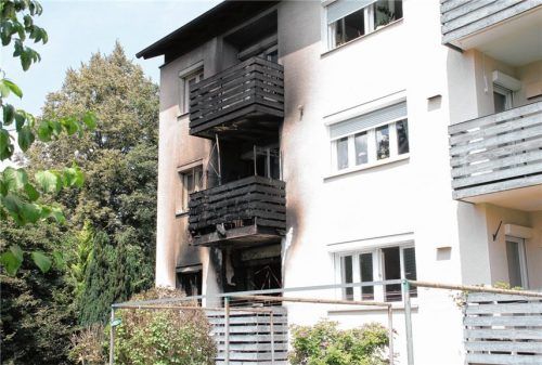 Ursache ungeklärt: Deutliche Spuren hat ein Wohnungsbrand in diesem Mehrfamilienhaus in Raubling hinterlassen. Foto Reisner