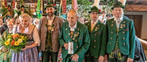 Verdiente Trachtler (von links) Resi Englbrechtinger, Andreas Igel, Sebastian Unterhuber, Konrad Linner, Hubert Dumpler.