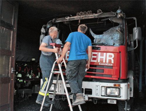 Verschaffen sich einen Überblick über den Schaden: Kreisbrandmeister Rainer Tippl (links) und Neukirchens Kommandant Georg Lindner. Foto Reisner