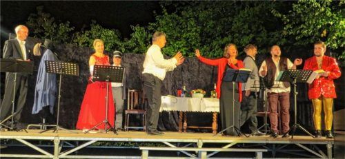 Versöhnungsszene im Gefängnis: Frank, Adele, Frosch, die Eisensteins, Falke, Orlovsky und Alfred (von links).Foto nz