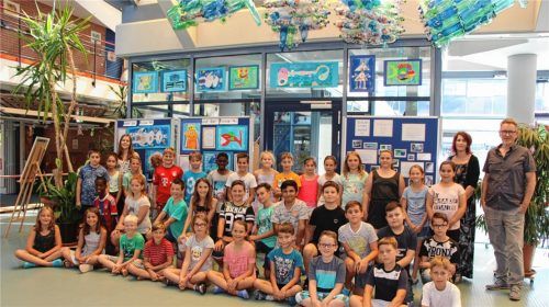 Viele Einzelentwürfe wurden zu „Petrick de Müll“ zusammengefügt. Die Skulptur (am oberen Bildrand) ziert nun die Aula der Adolf-Rasp-Grundschule.Foto re