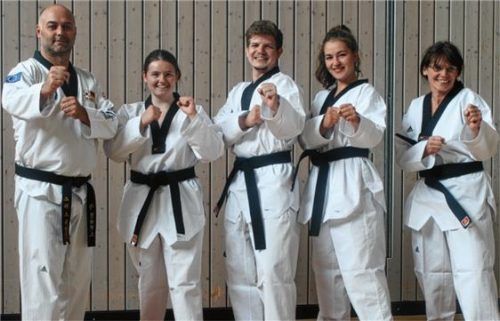 Vier neue Heufelder Schwarzgurte