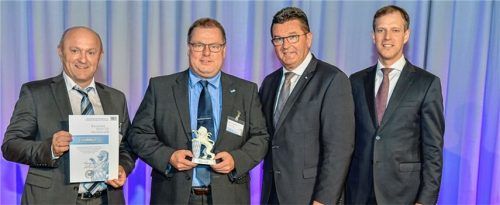 ViscoTec-Geschäftsführer Georg Senftl und Martin Stadler (beide links) nahmen den Preis als „Bayerns Best 50“ entgegen. re