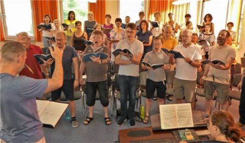 Vocabile Plus: Chorleiter Andreas Miecke bei den Proben zum Tanzland-Projekt.Foto Stadt Waldkraiburg