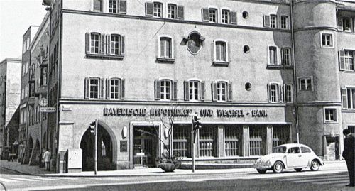 Vor 50 Jahren begannen die Arbeiten zum Neubau der Bayerischen Hypotheken- und Wechselbank am Max-Josefs-Platz/Ecke Rathausstraße. Diese Aufnahme von der Rathausstraße aus zeigt, wie es vor dem Um- und Neubau an dieser Stelle aussah. Sie dürfte um 1960 entstanden sein. 1998 fusionierte die Bank mit der Bayerischen Vereinsbank zur Bayerischen Hypo- und Vereinsbank AG. Foto Stadtarchiv Rosenheim