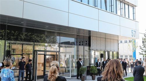 Vor dem neuen BSH-Gebäude in Traunreut: Produktbereichsleiter Jörg Ulrich. Fotos eff