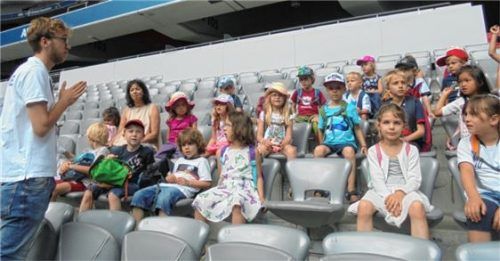 Vorschulkinder besuchen Allianz Arena