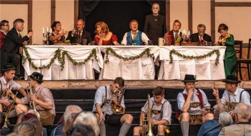 Während des Banketts bekommt Jedermann (Bernd Eutermoser) Besuch vom Tod. Foto Thomae